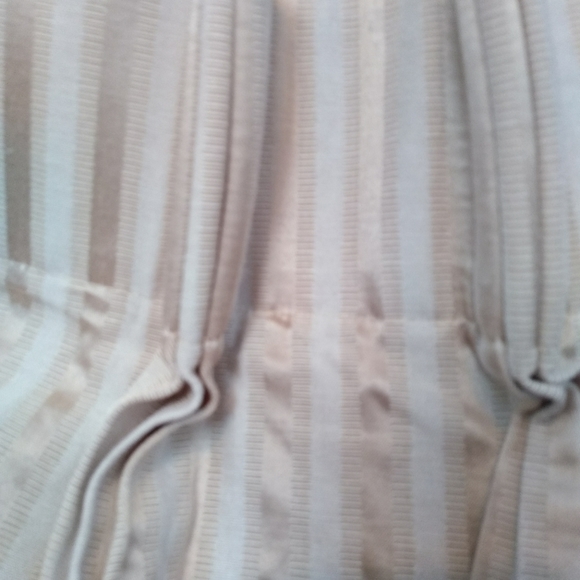 Pleated curtains in excellent condition. - Picture 2 of 3